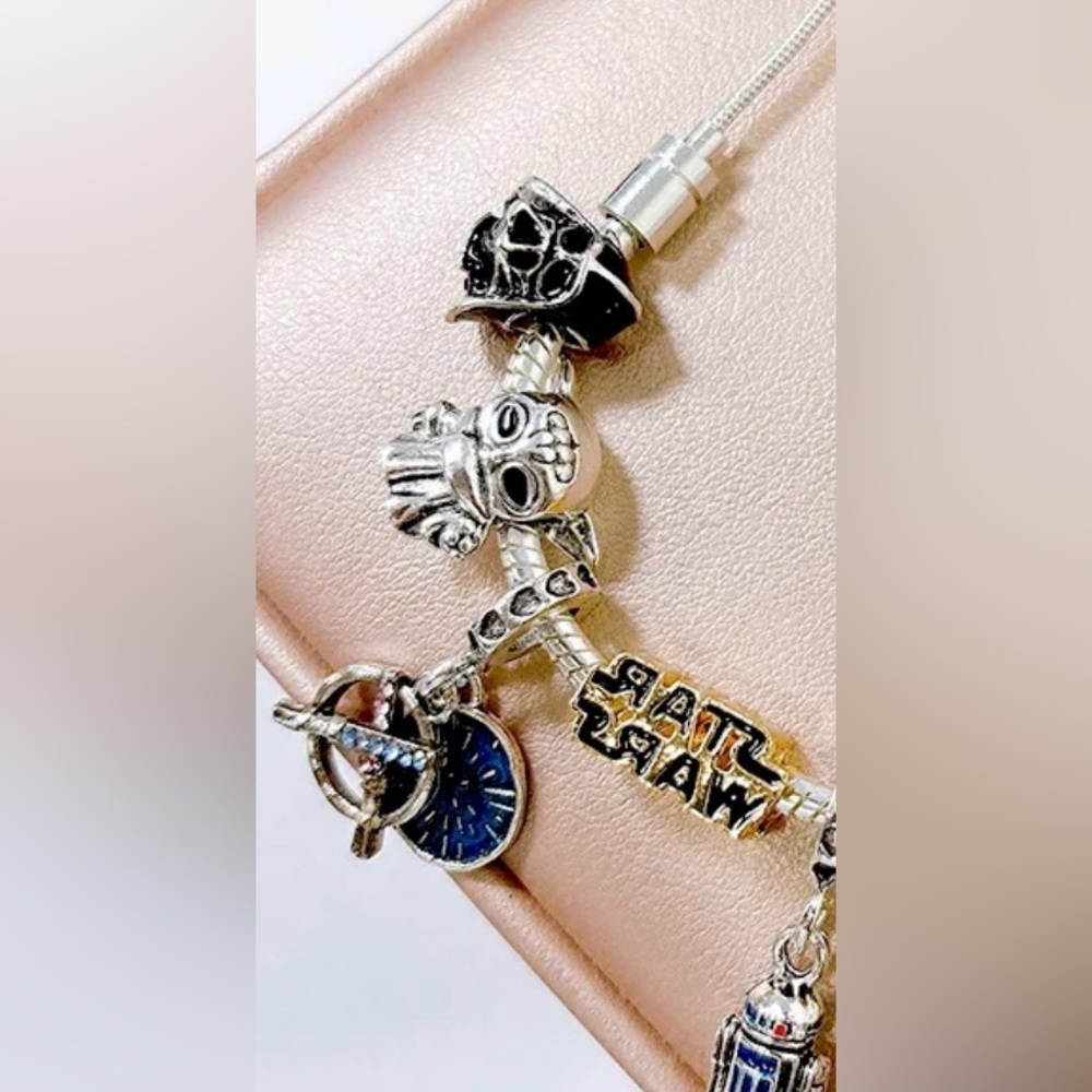 925 Sterling Silver Plated Star Wars Characters Themed Loaded Charm Bracelet - Picture 3 of 5